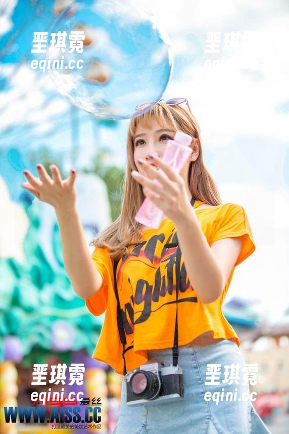 爱丝最新街头范儿：你以为这是旅行照，其实只是我家门前的风景！