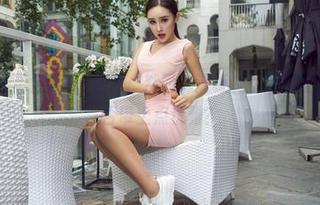 AISS爱丝(黄金版) – 图片：然而，滑板少女索菲在后空翻时能否带上点优雅？