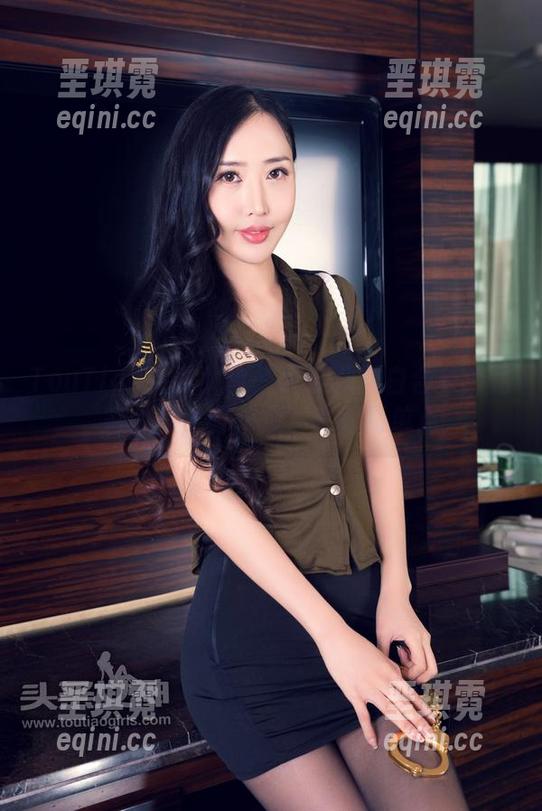 TouTiao头条女神 - 唐嫣儿黑白合集：色彩太多，好麻烦，不如简单点