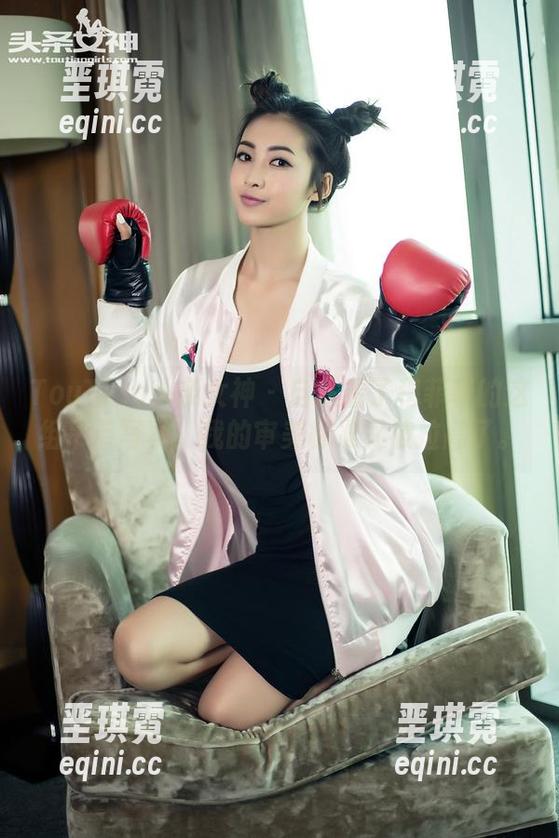 TouTiao头条女神 - 自从看了穆菲菲的这组吊带写真,我的审美标准又被拉高了。 TouTiao头条女神 - 自从看了穆菲菲的这组吊带写真,我的审美标准又被拉高了。