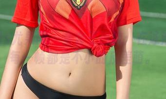 UGirls尤果网 – 全套王语纯：在泳池边的每一帧都是不小的反差萌。