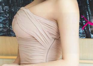UGirls尤果网 – 老实说，黛蓓琪的礼服写真其实更多的是让我们虚荣心得到了一点小小的满足。