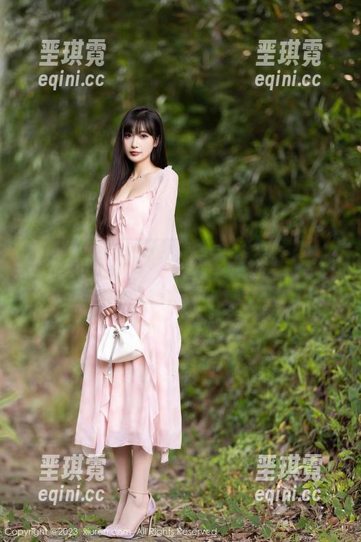 Xiuren秀人网 - 精选白浅浅女仆：她的活动范围大概就是卧室到厨房