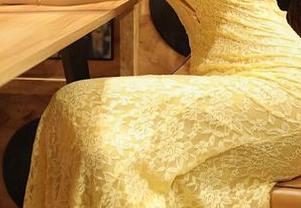 Xiuren秀人网 – 金悦汐来了，最新的女孩写真分享，她的小香蕉鞋也太有意思了吧，怎么还这么清新可爱？