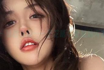微密圈 – 私拍乐趣——于芷晴与金灿灿内衣的火花