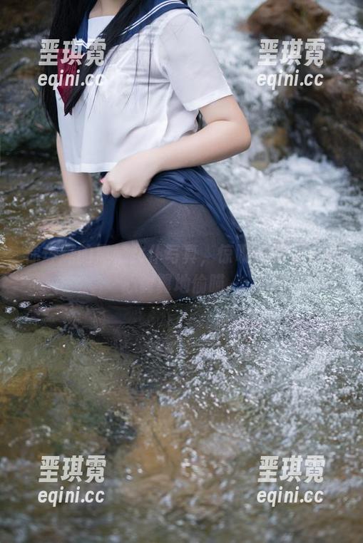 你烨烨的黑枪女仆写真，惊叹却又让人小心翼翼地偷瞄～