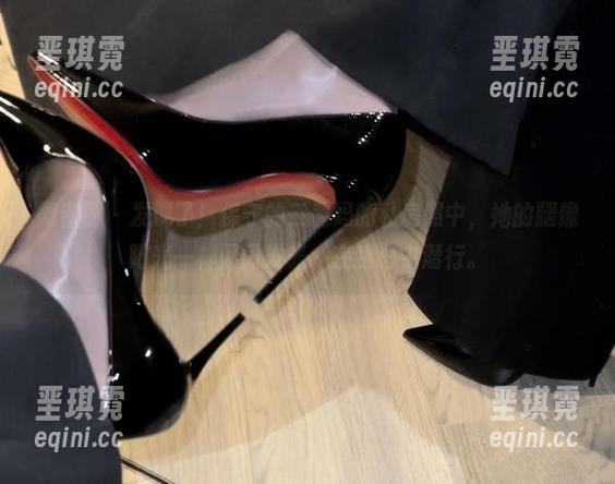 微密圈 - 发现了！保守的二舅妈的私房照中，她的腿像阳光一样闪闪发光，在我心中潜行。