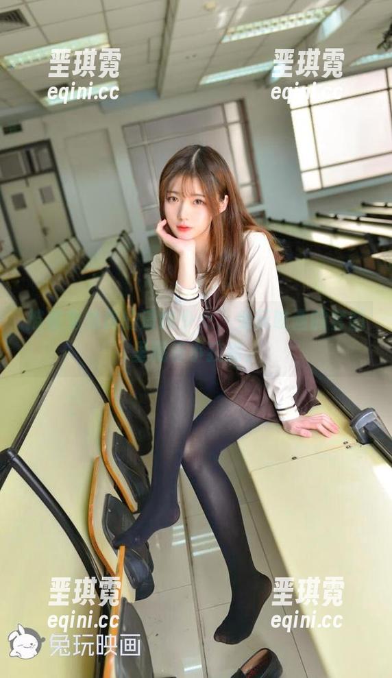 披着兔兔皮的清纯少女，兔玩映画的套图里藏着小狡黠。