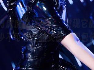 读懂嗷呜虎虎的白衬衫，发现它的写真里藏了多少不可思议的灵感，图包慢慢打开。