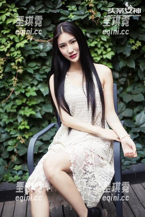 头条女神 - 何娇娇的清纯写真，哦不，是图片里充满了年少的懵懂，哈哈，真逗。