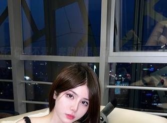 微密圈 – 就问你爱不爱！奔跑的晶骡子带你看红色吊带丝袜私房合集！