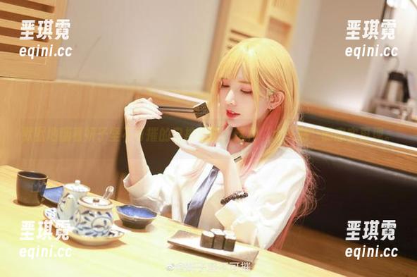 默默地翻看妍子坚不可摧的自拍原图,这种“大头贴”的忠实再现。 默默地翻看妍子坚不可摧的自拍原图,这种“大头贴”的忠实再现。