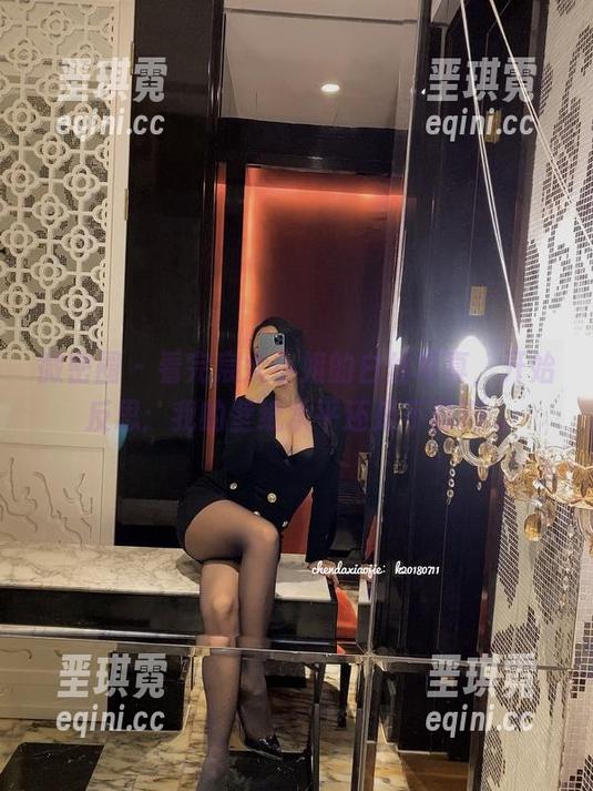 微密圈 - 看完宸大小姐的白丝写真，开始反思：我的壁纸水平还是不够啊...