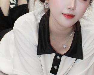 小众视觉 – 彤彤定制的职业装图集里，那种随性的姿态，竟让我有种想试试的冲动。