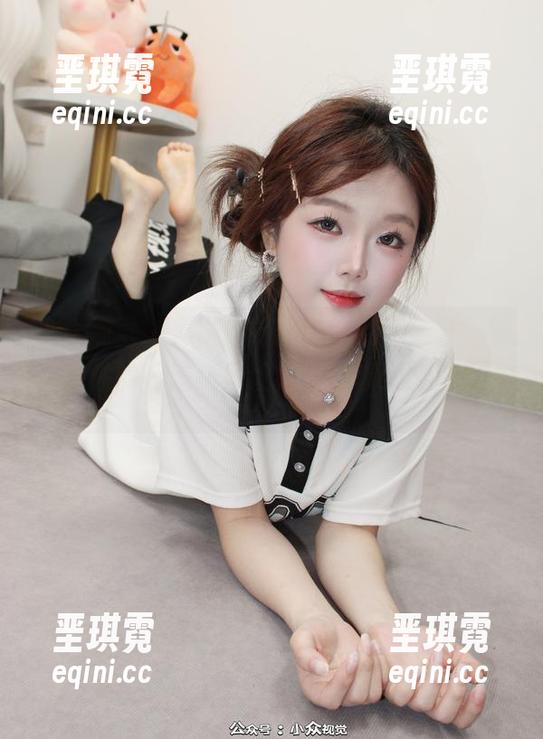 小众视觉 - 彤彤定制的职业装图集里，那种随性的姿态，竟让我有种想试试的冲动。