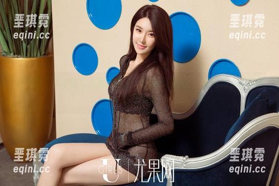 尤果网 - 小潘鼠就是那种让人一见倾心的护士，在她高清写真集中尽显魅力！