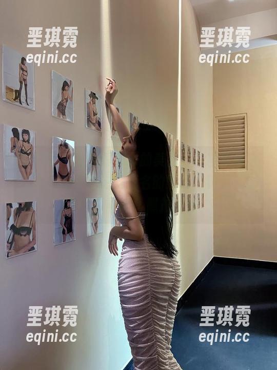 微密圈 - 就是阿朱啊的美足，原图太迷人，让人忍不住想求签名的照片，算了，脚不需要签名，照拍就行。