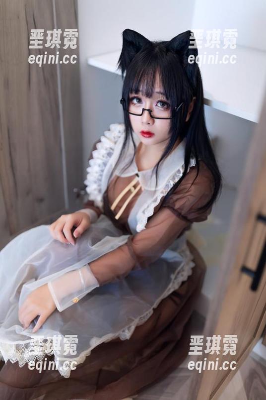 照片中，她和吉他对视，日奈娇的表情是一种无奈又迷人的矛盾感。