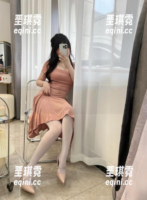 热乎乎的在线合集！是依酱呀的美腿，绝对值得一看。