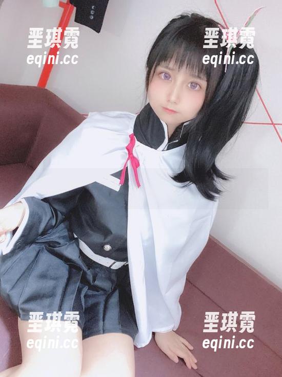 倪蓠蓊的白裙：柳丸将cos玩得浮出水面。