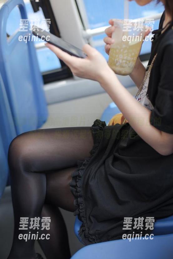 森萝财团的高清图片：薄纱少女和窗台的配对，我猜这是个神奇的组合…