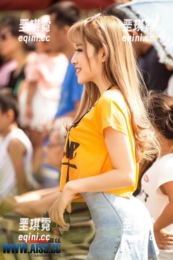 爱丝 - 佳慧的写真更新在等我？原来职业装也能穿得这么随性。