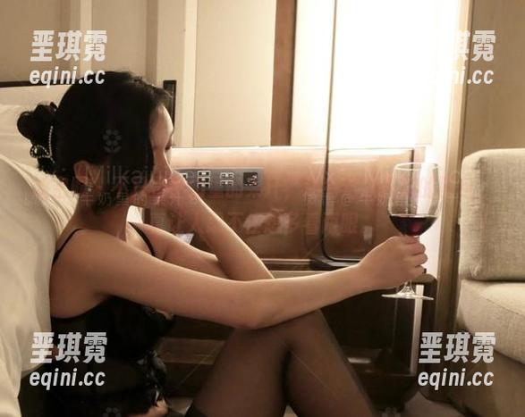微密圈 - 不只是牛奶里的果汁，还有这双美腿的图包，真让人忍不住想多看两眼。