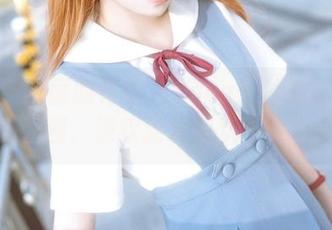 留情于水面的特软儿Sona：泳池高清原图，波纹游戏和欢乐！
