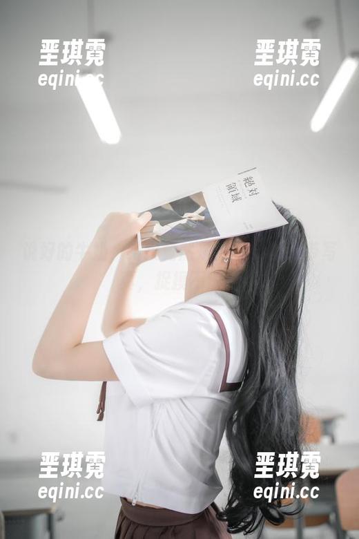 说好的牛奶，结果竟然是疯猫ss的吊带写真，捉摸不透呀