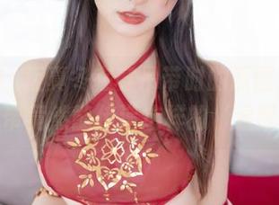 看！神楽坂真冬在穿吊带时的原图，印象里吊带竟然能传递这样的‘温度’！