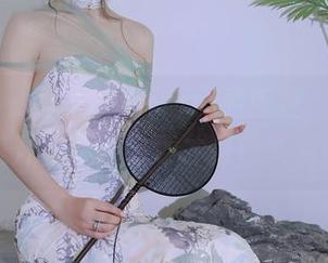 秀人网 – 网袜+FoxYini孟狐狸，图集只是开胃菜，下载才是重头戏！
