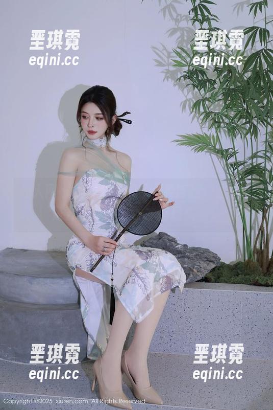 秀人网 - 网袜+FoxYini孟狐狸，图集只是开胃菜，下载才是重头戏！