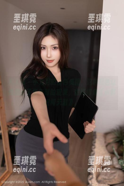 秀人网 - 小九月的粉色美图，这种配色让我想起了童年时的糖果，甜腻得像《小胖妞闯天涯》。