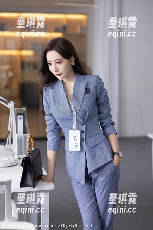 秀人网 - 小樱koko送上的泳衣专属作品集：人人都在凹造型，我就喜欢这样随意！
