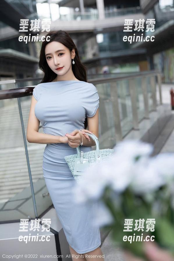 秀人网 - 含着涵涵Luna的鲜花，最新分享女王范儿，哇，真好看！