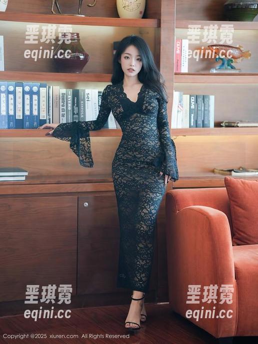秀人网 - 白微Sera的图片展示了女神的“不同寻常”，这个角度很有味道，哈哈。