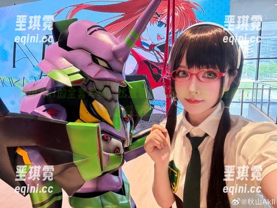 秋山AkI的全套写真：比透明的水还能清澈，到底是怎么做到的？