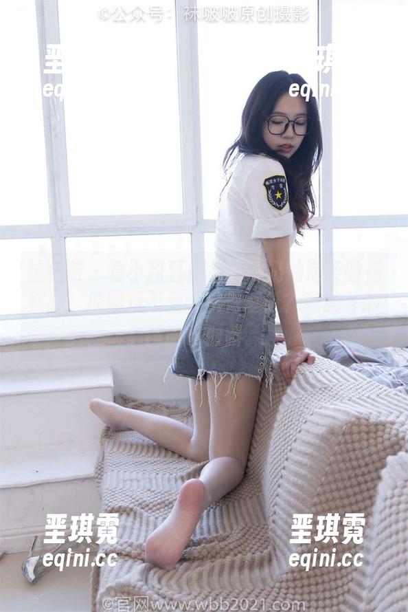 袜啵啵 - 看小甜豆黑色丝与奶油泡芙的花絮版，原图是不是可以做壁纸？我脑补的画面已倾斜。