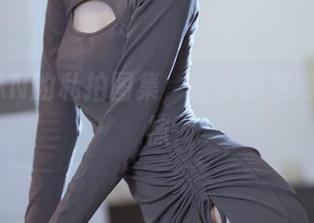 许岚LAN的私拍图集，掀开那层薄薄的丝袜