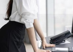 语画界 – 王馨瑶yanni的在线制服秀，免打扰模式启动。