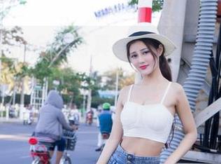 轰趴猫 – 拍全套写真，曲曲的连衣裙显得格外抢眼，但背影和光线打不打得好就看运气了！
