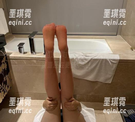 微密圈 - 神奇的泳池与迷人的五姨太的写真，资源还在更新中哦！