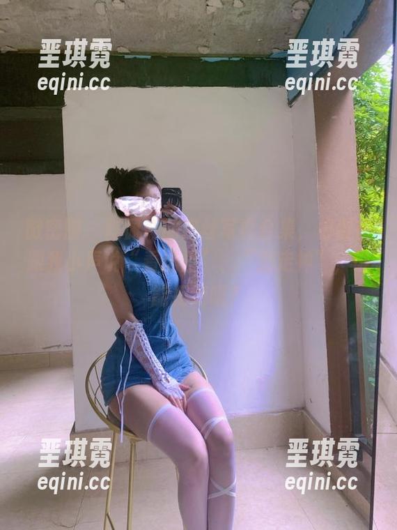 微密圈 - 陈佩奇的肉丝写真合集，仿佛在跟我小声说“看这里”、“别走神”，谁能拒绝呢？