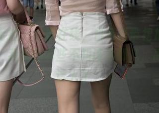 魔镜街拍 – 婷婷在线，白色吊带裙加黑丝美腿，我竟然有些不知该看哪儿，高清太诱人了。