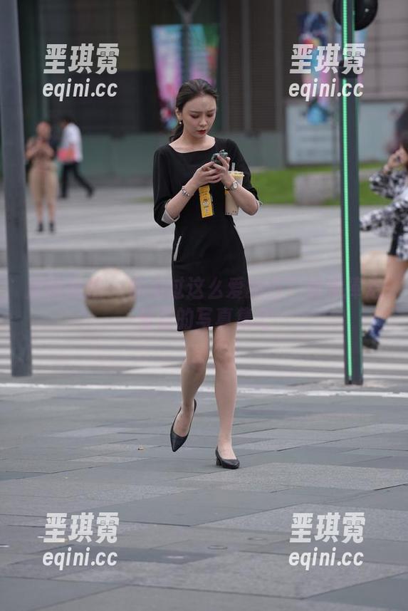 魔镜街拍 - 你见过这么爱的白？快来捧走曼曼的写真集吧