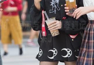 魔镜街拍 – 吊带与资源的奇遇记，曼曼又来了