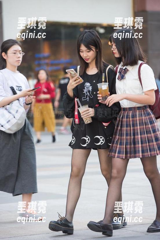 魔镜街拍 - 吊带与资源的奇遇记，曼曼又来了