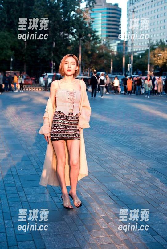 美图直击：魔镜街拍里，那位黑丝美女的气场，已经牢牢霸占我的壁纸应用。